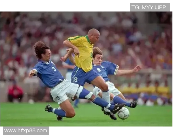 足球明星的日常生活与精彩瞬间全景展示