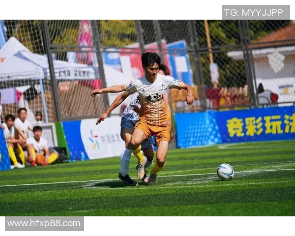 足球明星的乐趣揭秘：赛场之外的生活与爱好探索